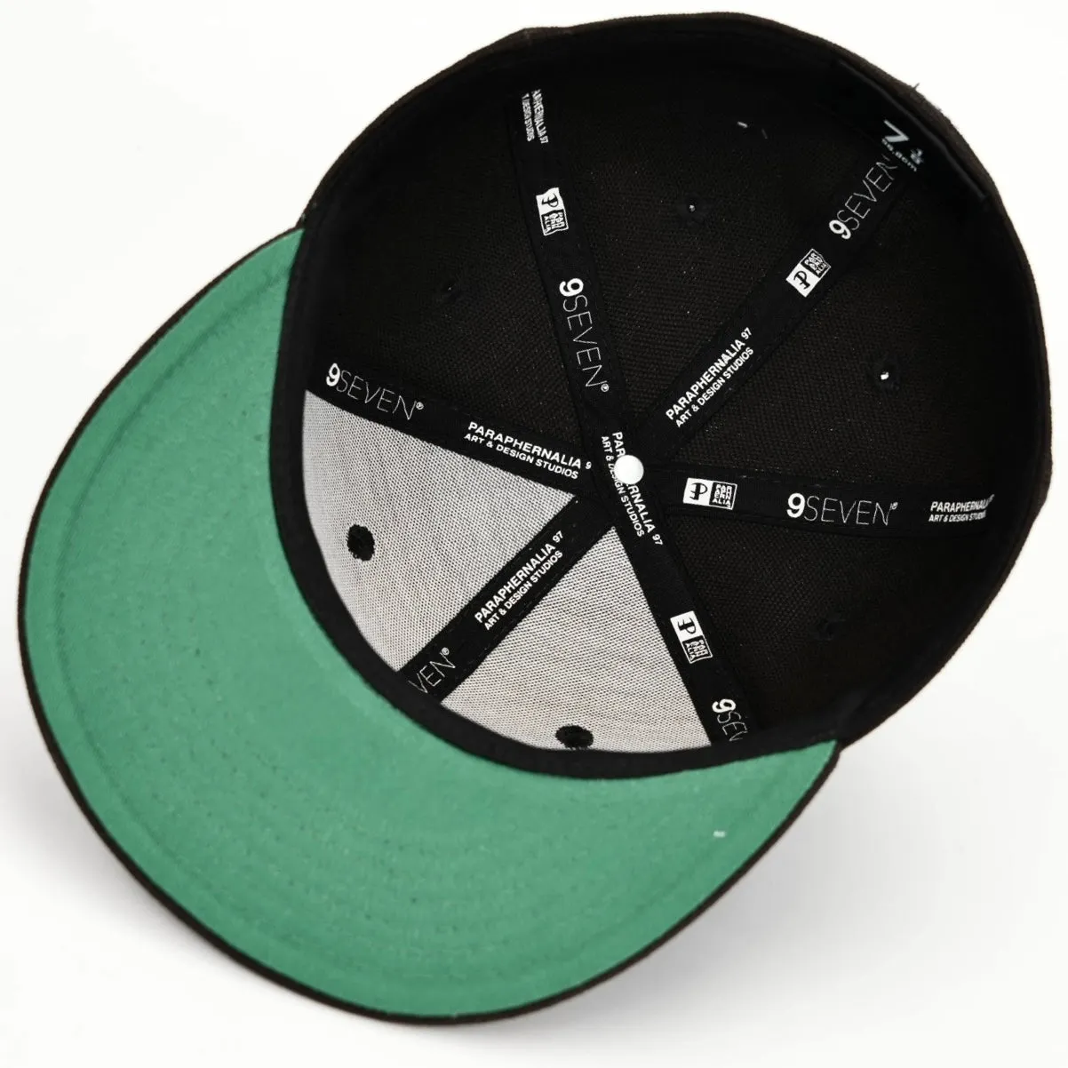 ℗ FITTED HAT
